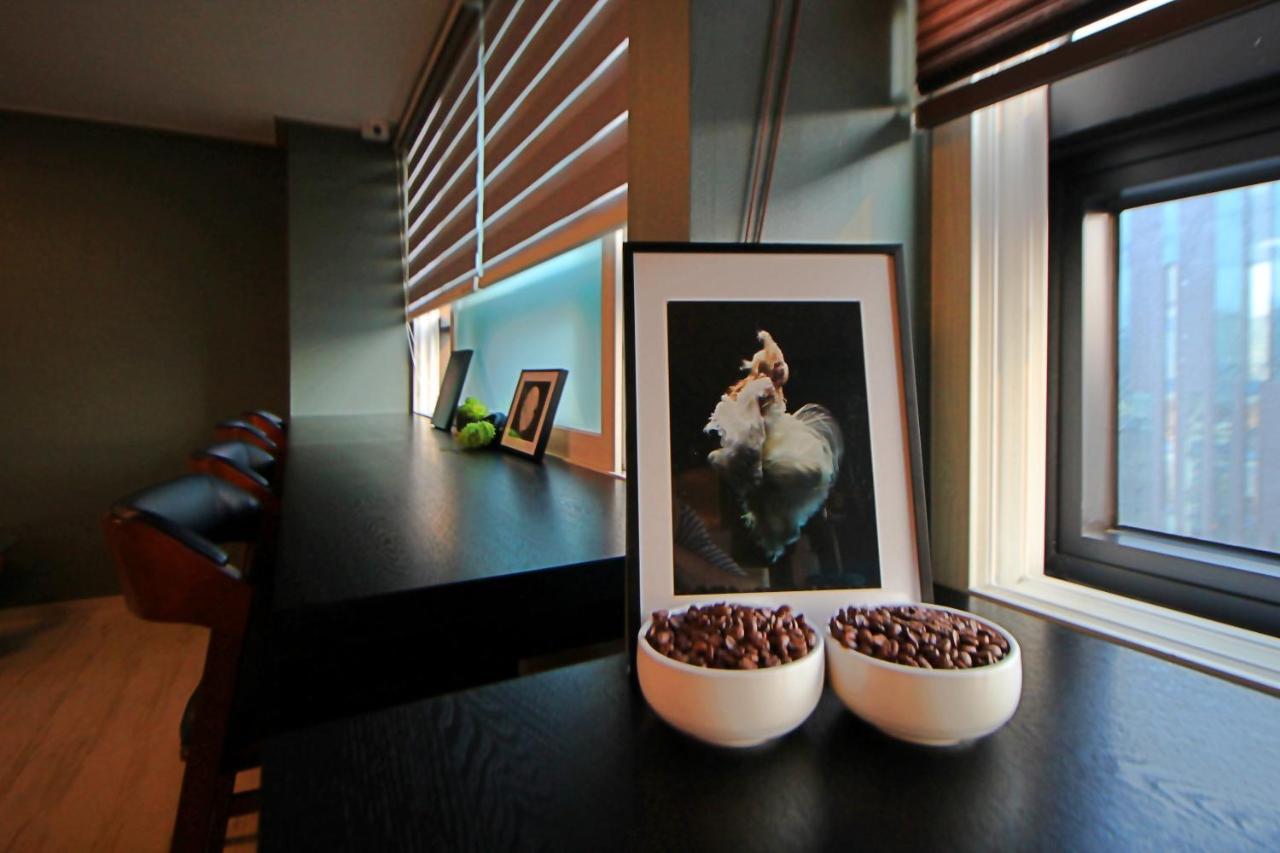 Roadhouse Hongdae Shinchon Hotel โซล ภายนอก รูปภาพ