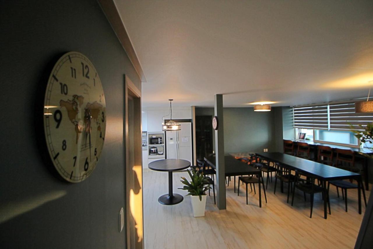 Roadhouse Hongdae Shinchon Hotel โซล ภายนอก รูปภาพ